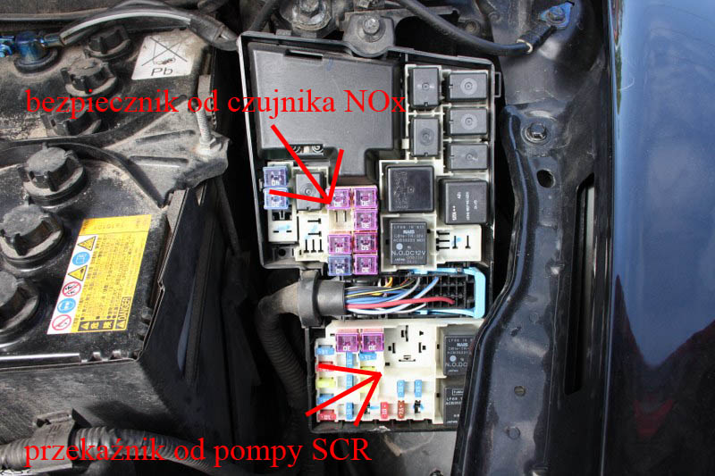 Zdemontowany bezpiecznik od czujnika NOx oraz przekaźnik od pompy SCR